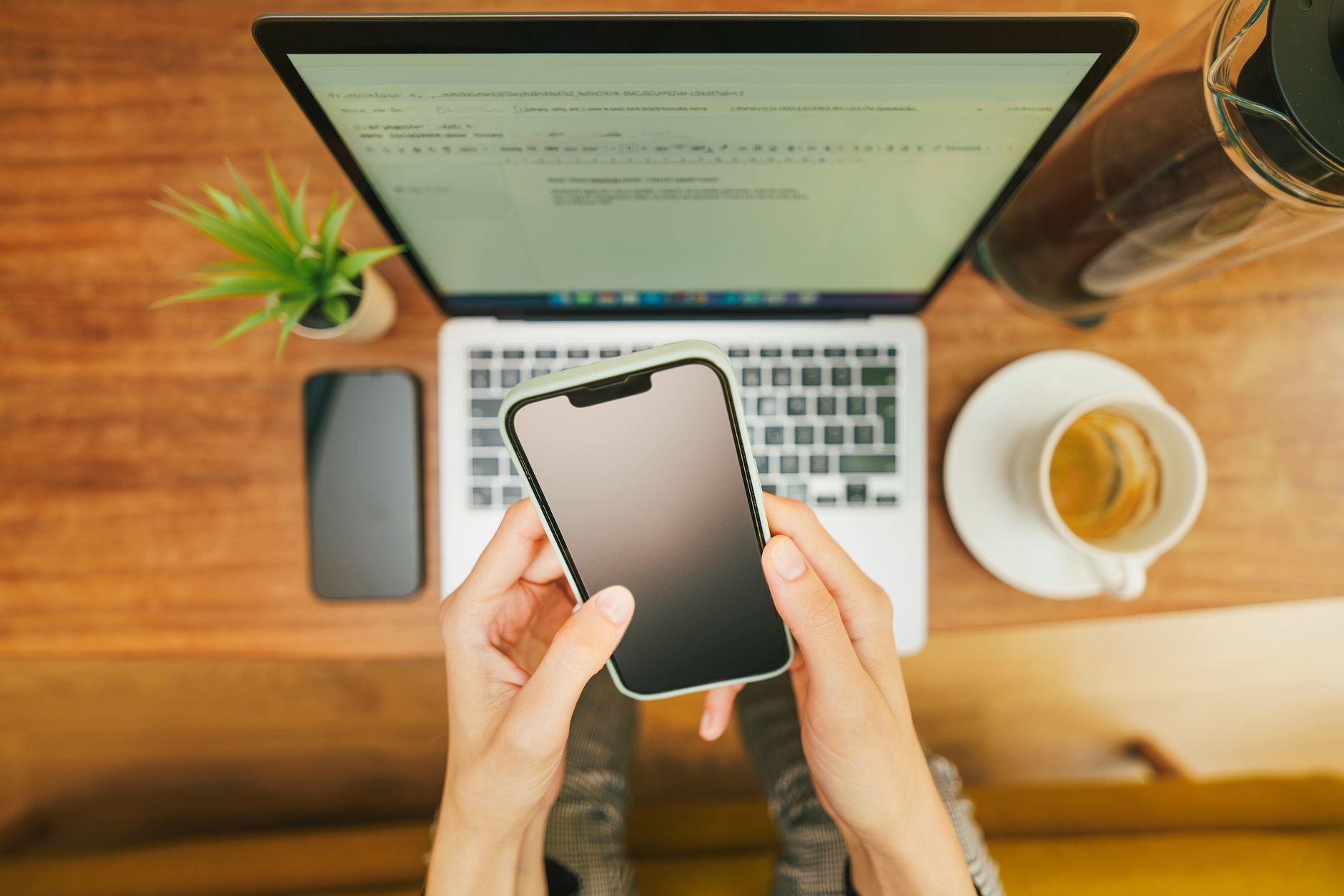 Crew CloudySocial – Smartphone und Laptop beim Lesen von Social-Media-Inhalten
